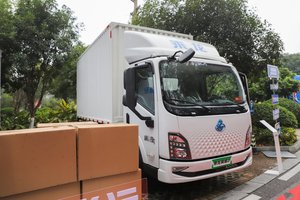 Nueva Camioneta Eléctrica DF 4X2 con Autonomía de 450 KM, Batería CATL de 140 KWH, Caja Cerrada para Transporte de Carga en Todo Clima - Product Image 3