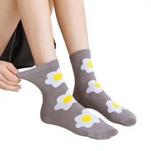 Chaussettes de sport rayées mignonnes en spandex absorbant la transpiration pour adultes – Collection automne - Product Image 1