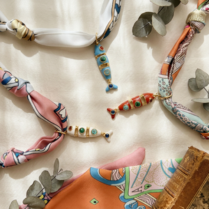 S3Y Nuova <span class=keywords><strong>Collana</strong></span> con Ciondolo a Forma <span class=keywords><strong>di</strong></span> Pesce in Ottone Placcato Oro 18K e Smalto, Sciarpa in Seta, Girocollo Regolabile Colorato per Donne - Product Image 1