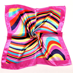 Sciarpa quadrata in <span class=keywords><strong>seta</strong></span> satinata con stampa a spirali astratte multicolore <span class=keywords><strong>rosa</strong></span> acceso, accessorio moda donna 90 cm - Product Image 1