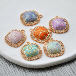 Breloque carrée en brocart de style chinois avec strass sertis, pendentif unisexe pour porte-clés, usage quotidien - Product Image 1