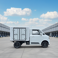 Camion utilitaire électrique blanc robuste et durable, type fourgon à quatre roues, pour la livraison express du dernier kilomètre