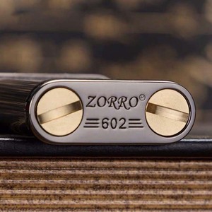 Nouveau <span class=keywords><strong>briquet</strong></span> à kérosène <span class=keywords><strong>Zorro</strong></span> presse latérale allumage automatique à rebond <span class=keywords><strong>briquet</strong></span> en laiton métallique - Product Image 2