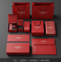 Boîte cadeau carrée en carton écologique, recyclable et biodégradable, avec logo rouge embossé personnalisé, finition mate premium et ruban.
