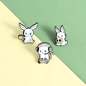 Konijnen Emaille Metalen Pin Custom Broches Bunny Playing Game Koffie Badges Cartoon Zak Revers Pin Gesp Animal Pins