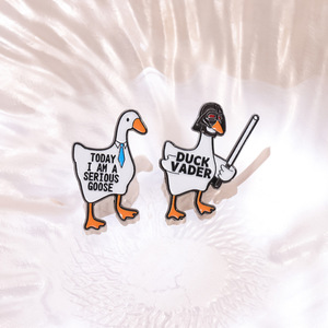 Neuankömmling Ich bin eine ernsthafte Gans Cartoon Gans Ente Hut Kappe Kleidung Brosche Brief Emaille Anstecknadel - Product Image 2