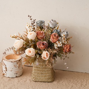 Bouquet de roses artificielles CallaFloral, rose, violet, jaune, café, bleu, beige, arrangement floral décoratif d'intérieur - Product Image 1