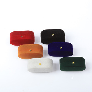 <span class=keywords><strong>Boîte</strong></span> <span class=keywords><strong>à</strong></span> Bijoux de Luxe <span class=keywords><strong>Personnalisée</strong></span> en Gros, Coffret Double Anneau Rouge Velours pour Mariage et Fiançailles avec Logo - Product Image 5