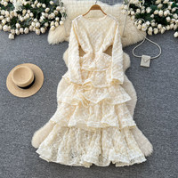 Robe décontractée élégante WIWT pour femme, blanche, en dentelle, à manches longues, coupe trapèze, à volants superposés, avec découpes à la taille, idéale pour les fêtes et le quotidien