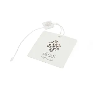 사용자 정의 태그 스윙 의류 태그와 옷 새로운 중국 라벨 디자인 의류 양각 로고가있는 플라스틱 씰 걸이 태그 문자열