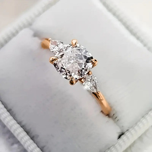 Anello a quattro punte per donna, design semplice, accessorio da indossare ogni giorno - Product Image 1