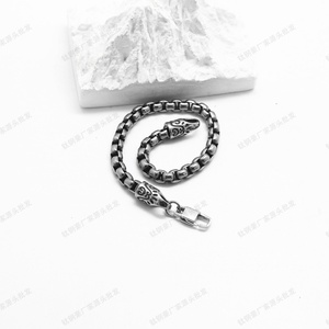 Pulsera de Cadena de Eslabones de Acero Inoxidable para Hombre con Cierre de Patrón Grabado, Joyería Resistente de Estilo Retro Gótico Punk Biker, Regalo - Product Image 2