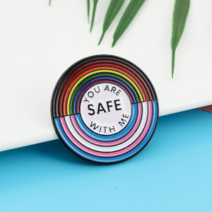 Pin de la bandera del arcoíris 'Estás seguro/a contigo', Broche de esmalte del Orgullo LGBT para amantes, Porta credenciales retráctil, Tarjeta de identificación para enfermeras, exposiciones y estudiantes - Product Image 2