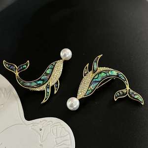 Broche de Delfín con Incrustaciones de Concha de Abulón Natural, Perla de Agua Dulce Natural de Alta Calidad de 8-8.5 mm, Chapado en Oro, Grado AAAA, Diseño Moderno - Product Image 4