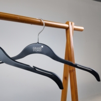 Kunden spezifische Kleiderbügel Hot Selling Kunststoff Kleiderbügel Kleidung Hosen Großhandel Kleiderbügel von Bekleidungs geschäften
