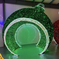 Décoration de Noël commerciale, motif lumineux LED extérieur, structure en acier, boule de Noël géante à traverser pour centre commercial