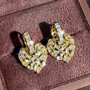 Orecchini a Cerchio Cuore Dorato in Oro 18K con Cristalli e Strass, Gioielli di Lusso da Donna per Feste - Product Image 3