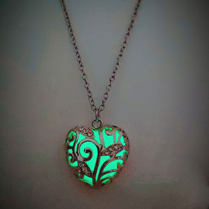 قلادة ريسينجمون الفاخرة, قلادة ذات النمط الزهري الفاخرة ، قلادة لامعة في الظلام ، مجوفة على شكل قلب - Product Image 2