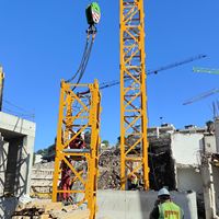 Grue à tour à plateforme plate de 8 tonnes de capacité de charge QTZ125 6015, hauteur libre de 42,8 m, fournisseur de grues à tour avec certification CE