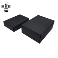 Boîtes d'expédition en carton ondulé biodégradable et recyclable avec dorure à chaud pour vêtements, fond beige clair de qualité supérieure