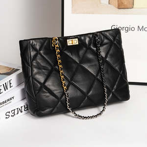 Bolso de Hombro de Piel de Oveja con Capa Superior Suave y Cadena de Diamantes, Bolso Tote de Gran Capacidad de Cuero de Alta Calidad para Mujer - Product Image 4