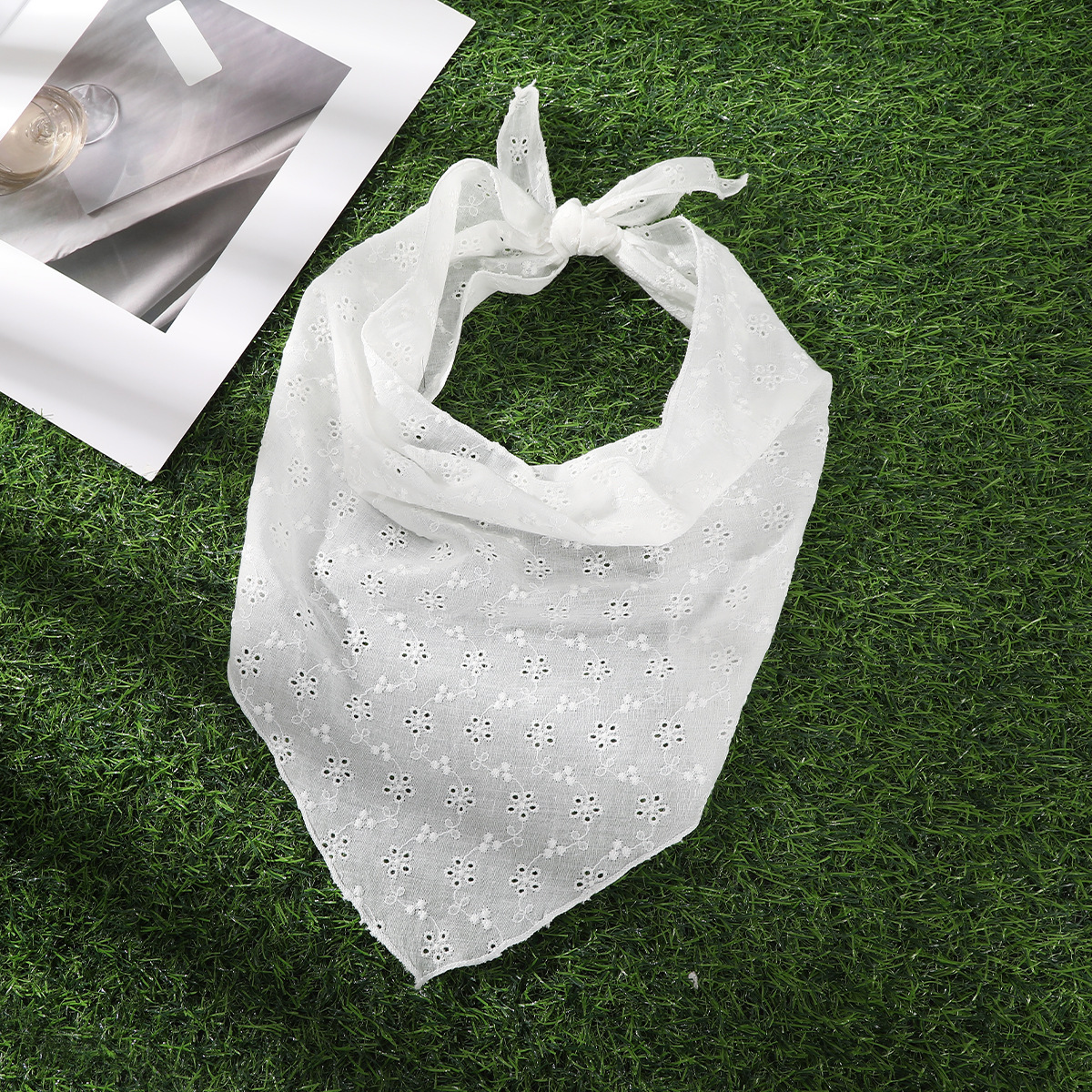 Asciugamano triangolare in tessuto con motivo floreale e tralci, bianco