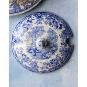 Gabriella P. Spode Saucière ronde avec couvercle à motif paysager 0g pour servir les sauces en cuisine, vaisselle élégante - Product Image 1