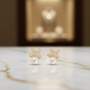 Orecchini a perno Tenyva placcati oro con fiocco e perle finte AAA rotonde bianche incastonate a castone, classici da donna per tutti i giorni - Product Image 2