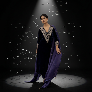 Ensemble long kurta et palazzo en velours bleu marine avec broderie Dabka et pierres perlées - Product Image 2