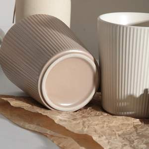 كوب قهوة كبير من السيراميك غير اللامع بسعة 500 مل، كوب شاي من البورسلين بنمط بارز ومخطط عمودياً على الطراز الاسكندنافي عالي الجودة للبيع بالجملة - Product Image 5