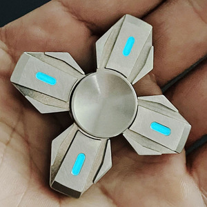 Top <span class=keywords><strong>Fidget</strong></span> <span class=keywords><strong>Spinner</strong></span> phát sáng, lớp phủ carbon giống như kim cương & Hệ thống mang chống trọng lực cho căng thẳng EDC tiktok - Product Image 4