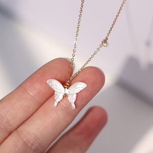 สร้อยคอจี้ผีเสื้อมุกน้ำจืดธรรมชาติพร้อมสายสแตนเลสสตีลแบบเรียบหรู - Product Image 3
