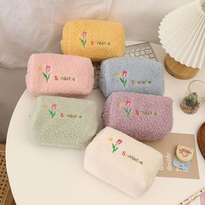 Sac de maquillage portable en polyester pour femmes, style tendance, fermeture éclair, logo brodé personnalisé, petite pochette en tissu éponge doux - Product Image 2