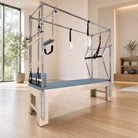 Table trapèze Cadillac en bois de chêne bleu ardoise, avec pieds fendus et plateau plat antidérapant, pour la maison contemporaine et l'entraînement en club