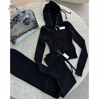 Ensemble survêtement femme Y2K streetwear : veste à capuche zippée et pantalon évasé, effet vieilli et brut, deux pièces