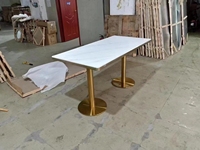 Table à manger en marbre en acier inoxydable doré pour restaurant