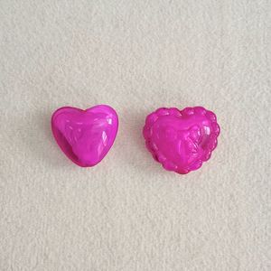 Cuentas acrílicas de encaje bicolor con forma de corazón voluminoso y orificio recto para accesorios de colgante de cadena de teléfono DIY hechos a mano - Product Image 4