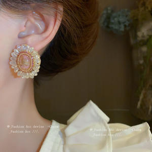 2025 nouveau gros mignon Style blanc cristal boucles d'oreilles haut de gamme lunette paramètres en alliage de Zinc pour anniversaire cadeau Occasions - Product Image 4