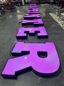 Insegna Aziendale Personalizzata con Effetto Dinamico, Lettere RGB in Acciaio Inox Resistenti alle Intemperie - Product Image 3