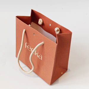 Bolsas de Papel para Compras de Lujo al por Mayor, Personalizadas con su Propio Logotipo, Hechas de Cartón Recubierto, con Cinta Decorativa - Product Image 2