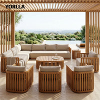 Ensemble de canapés de patio modulaires haut de gamme en teck à lattes verticales, mobilier d'extérieur moderne et biologique pour complexe hôtelier