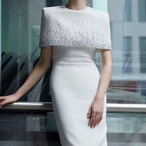 Robe longue vintage vietnamienne blanche de banquet, style élégant, sans manches, avec châle et taille cintrée, de fabrication artisanale - Product Image 3