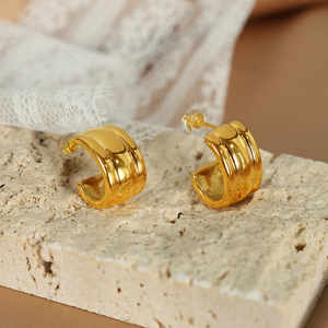 Pendientes Huggie de Oro con Forma Geométrica, Poste de Acero Inoxidable, para Uso Diario - Product Image 1