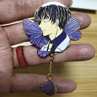 Épinglette personnalisée en alliage de zinc avec personnage d'anime en émail dur et breloque suspendue, badge métallique pour les fans de Comic Con, commande en gros