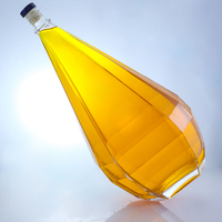 Bouteille à liqueur en verre unique en forme de goutte d'eau 750 ml, moderne, à facettes, avec base lourde, gravure givrée, bouchon en liège pour Tequila, Brandy, Vodka