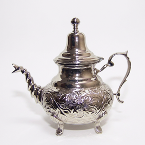 Tetera Marroquí de Metal Plateado Grabada a Mano con Diseño Tradicional, Ecológica, Duradera, con Boquilla Única y Estilo Ornamentado - Product Image 1