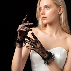 Gants de mariée vintage en dentelle avec nœud en perles - Product Image 3