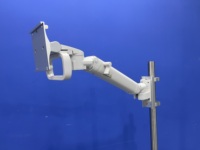 Support médical mobile CORITON à fixation sur poteau, bras réglable en hauteur pour moniteur patient Mindray Drager, usage hospitalier