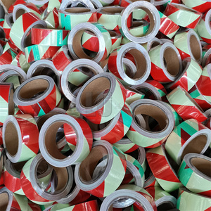 ملصقات فيلم مضيئة طويلة الأمد من البولي إيثيلين تيريفثالات والبولي فينيل كلوريد والأكريليك، شريط يتوهج في الظلام، مقاوم للماء وقابل للطباعة وعاكس للضوء للسلامة - Product Image 5