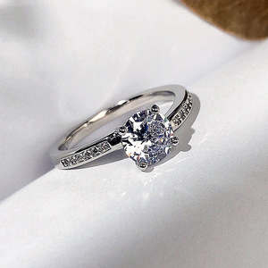 Anello di fidanzamento da donna F1286 in oro bianco con diamante taglio brillante rotondo, colore G naturale, stile classico - Product Image 2